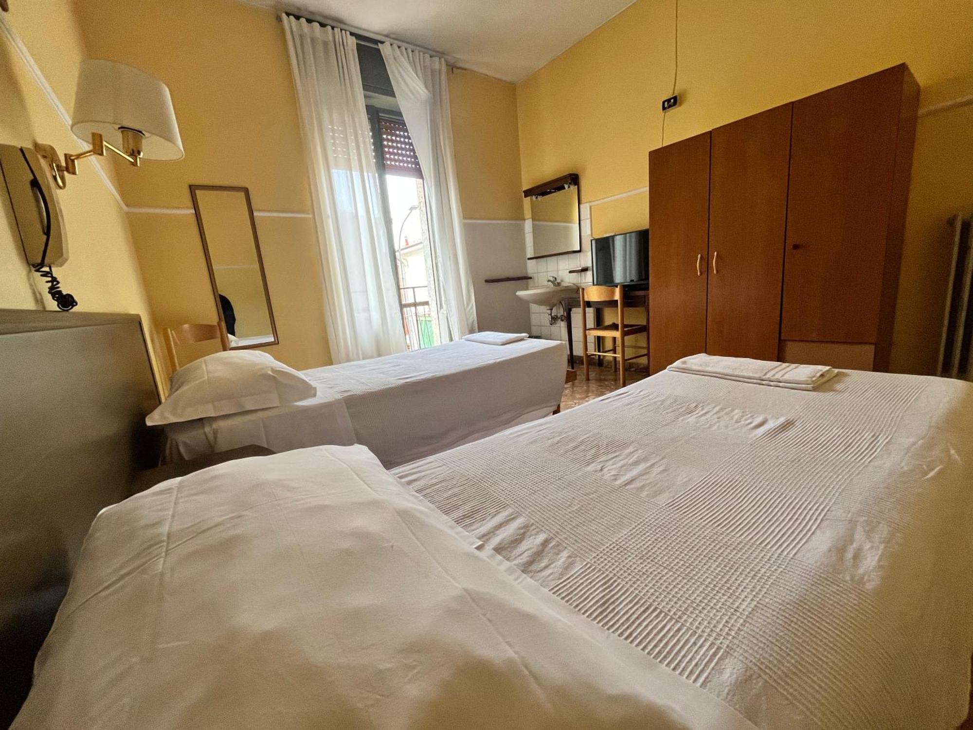 צ'זאנו בוסקונה Hotel Parini מראה חיצוני תמונה